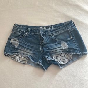 Comfy and cute short jean shorts